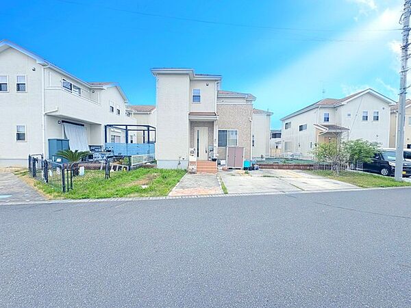 ～閑静な住宅街の立地～ ・周辺は閑静な住宅街となっておりますので、静かな暮らしをご実現いただけます。 ・前面道路の交通量も多くないので、小さなお子様がいるご家庭でもご安心ですね。