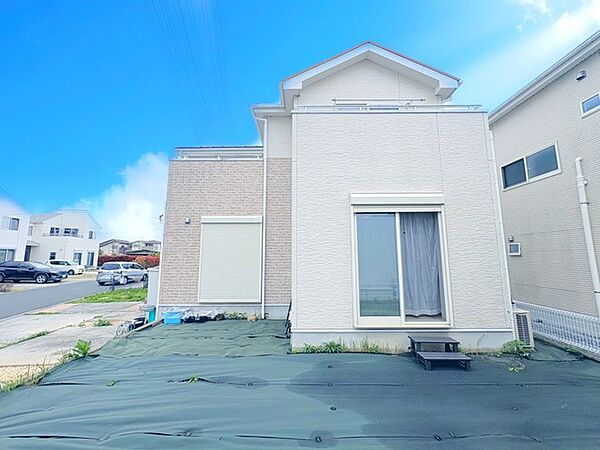 ～明るさを感じる外観～ ・外壁は2トーンカラーを採用し、デザイン性に優れた見た目となっております。 ・帰宅した際にホッと感じるような飽きのこない外観。ぜひ現地でご確認くださいませ。