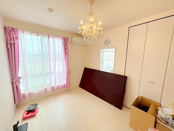 ～収納豊富な洋室～ ・各居室に備え付けの収納をご用意。タンスなどを置く場合と比べ出っ張らないので部屋の中を有効のご活用いただけます。 ・収納の広さなどぜひ現地でご確認くださいませ。
