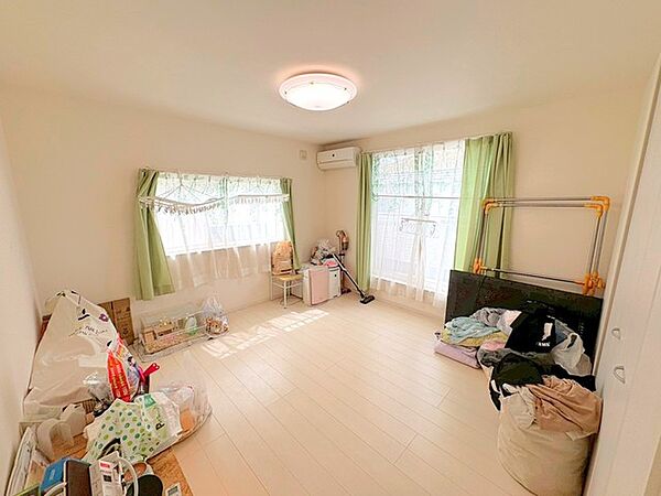 ～2面採光の明るいお部屋～ ・洋室は2面採光とする事で穏やかな陽の入る明るい空間となっております。 ・くつろぎのプライベート時間を明るい空間で穏やかにお過ごしいただけます。