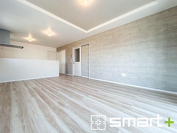 ～穏やかな陽の入るＬＤＫ～ ・大きな窓のあるＬＤＫは陽当りも良好で明るい空間となっております。 ・ご家族団らんなど過ごす時間の多いＬＤＫが明るいのは嬉しいポイントですね。 