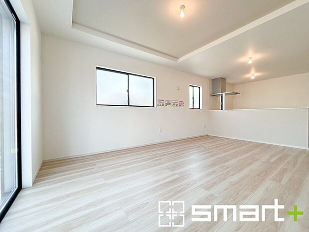 ～折り上げ天井のあるＬＤＫ～ ・一部天井を高くする折り上げ天井を配する事で縦への空間が生まれ、開放感のある広々とした仕様に。 ・ぜひ現地でその魅力をご体感くださいませ。 