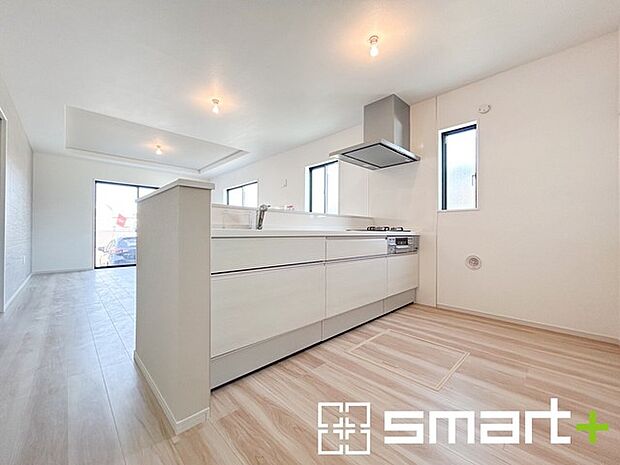 ～広々キッチンスペース～ ・キッチンスペースは余裕のある広さとなっており、キッチン内のでのすれ違いも楽々。 ・お料理や洗い物がしやすい設計となっております。 