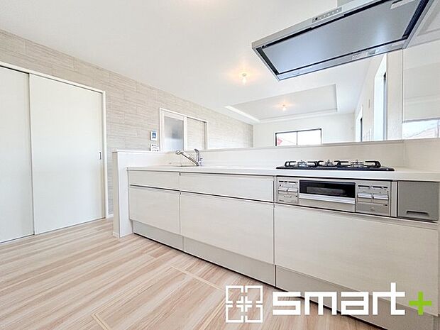 ～人気のカウンターキッチン～ ・キッチンには余計な柱が無いので、リビングが見渡せ開放感のある造りとなっております。 ・蛇口には浄水器が内蔵されるなど機能面でも優れたキッチンです。 