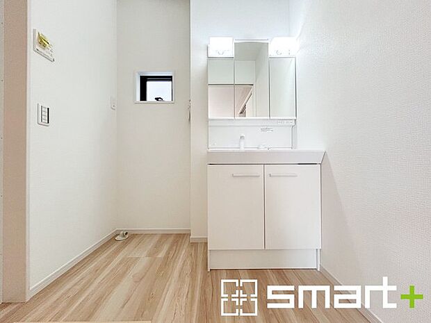 ~シャワー付き洗面台を採用~ ・洗面台の蛇口がホースで伸びシャワーとしてご利用可能。 ・朝の寝ぐせ直しなどにシャワーを使いたい時、洗面台の掃除をする際にも便利にお使いいただけますよ。