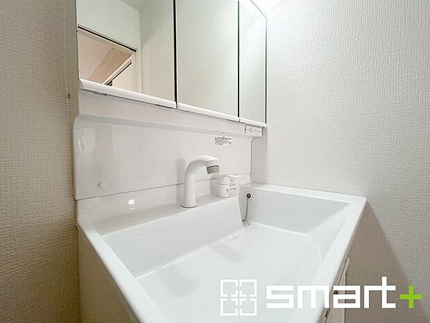 ～人気の三面鏡を採用～ ・洗面台は三面鏡仕様なので鏡の角度を変える事で頭の後ろの方までご確認可能です。 ・鏡の裏が収納になっておりますので、洗面台周りもスッキリと片付きます。 