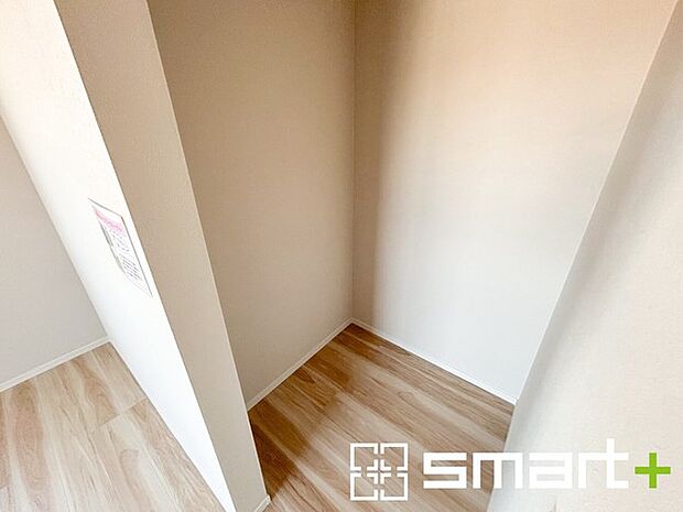 ～憧れのウォークインクローゼット～ ・居室にウォークインを設ける事で季節ものや趣味の用具などもスッキリと収納可能です。 ・ぜひ現地でその便利さをご体感くださいませ。 