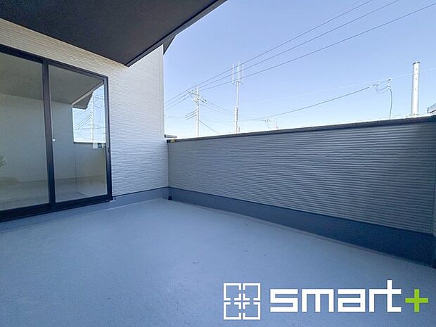 ～ワイドバルコニーを採用～ ・バルコニーはワイドタイプなので、洗濯物を沢山干す事が可能です。 ・テラス屋根などのオプションもお気軽にご相談くださいませ。 