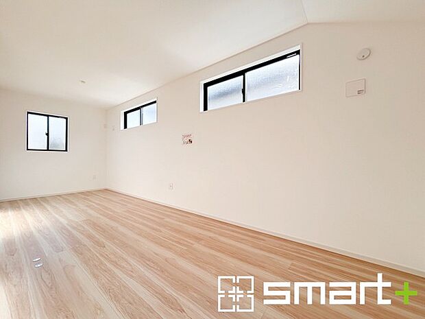 ～自然な風合いの洋室～ ・ナチュラルな色彩で纏められた洋室は家具のコーディネートもしやすくなっております。 ・どんな家具にするか考えるだけでも楽しくなってきますね。 