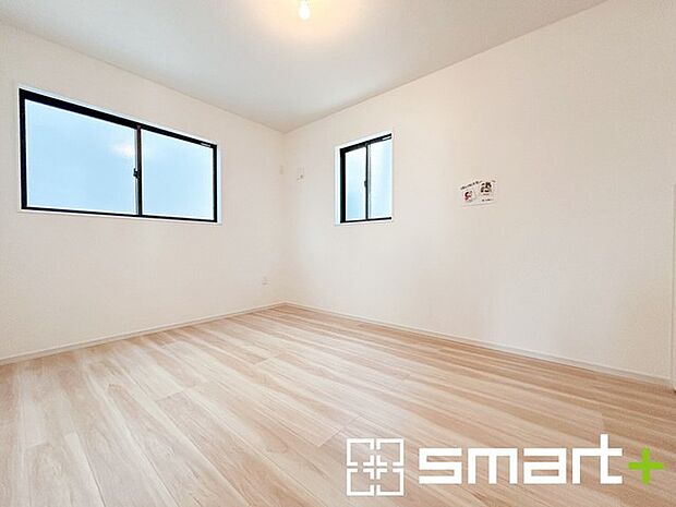 ～2面採光の明るいお部屋～ ・洋室は2面採光とする事で穏やかな陽の入る明るい空間となっております。 ・くつろぎのプライベート時間を明るい空間で穏やかにお過ごしいただけます。 