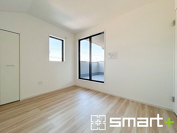 ～オプション施行もお任せください～ ・フローリングの変色など劣化を軽減し、水をこぼした場合などにも防いでくれるフロアコーテイングが人気となっております。 ・オプション施行もお任せください。 