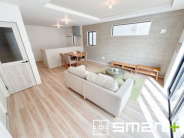 ～穏やかな陽の入るＬＤＫ～ ・大きな窓のあるＬＤＫは陽当りも良好で明るい空間となっております。 ・ご家族団らんなど過ごす時間の多いＬＤＫが明るいのは嬉しいポイントですね。 