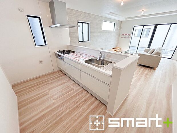 ～人気のカウンターキッチン～ ・キッチンには余計な柱が無いので、リビングが見渡せ開放感のある造りとなっております。 ・蛇口には浄水器が内蔵されるなど機能面でも優れたキッチンです。 