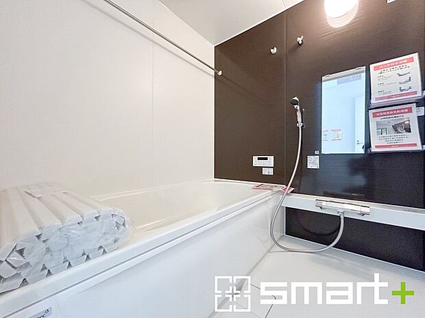 ～暖房乾燥機付きの浴室～ ・ヒートショック対策にもなる浴室暖房を標準装備。冬場でも暖かくしてからご入浴が可能です。 ・もちろん乾燥機も付いておりますので、雨の日でも洗濯物を干せますよ。 