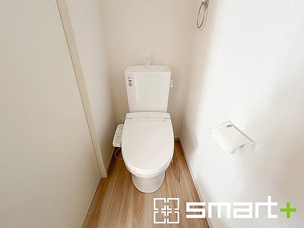 ～やはり便利なタンク式トイレ～ ・最近はタンクレストイレもございますが、タンク式の場合は停電時もお水を流すことが可能。 ・故障時なども比較的費用が安くなるなど、メリットが多くなります。 