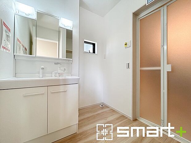 ～収納も充実の洗面所～ ・洗面所にはリネンスペースを設ける事でタオルや洗剤などの置場にも困りません。 ・意外とリネンスペースがある物件は少ないので、ぜひ現地でその魅力をご確認ください。 