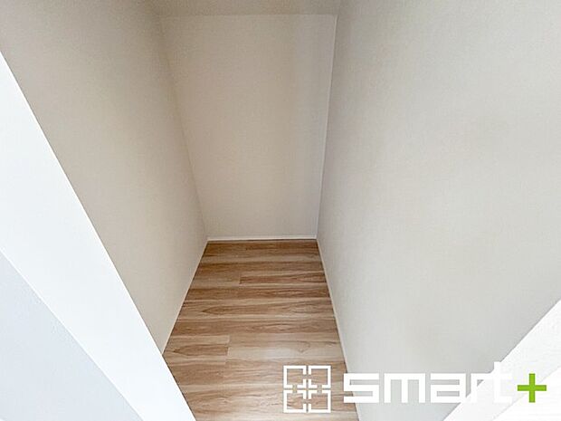 ～憧れのウォークインクローゼット～ ・居室にウォークインを設ける事で季節ものや趣味の用具などもスッキリと収納可能です。 ・ぜひ現地でその便利さをご体感くださいませ。 