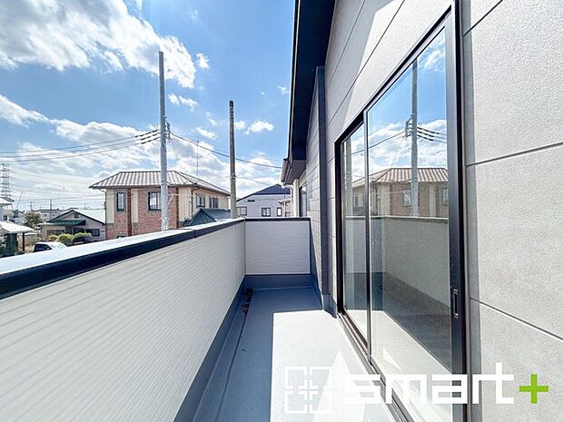 ～洗濯物も干しやすいバルコニー～ ・バルコニーには物干し竿受けが標準装備されております。 ・テラス屋根等のオプションもお気軽にご相談くださいませ。 