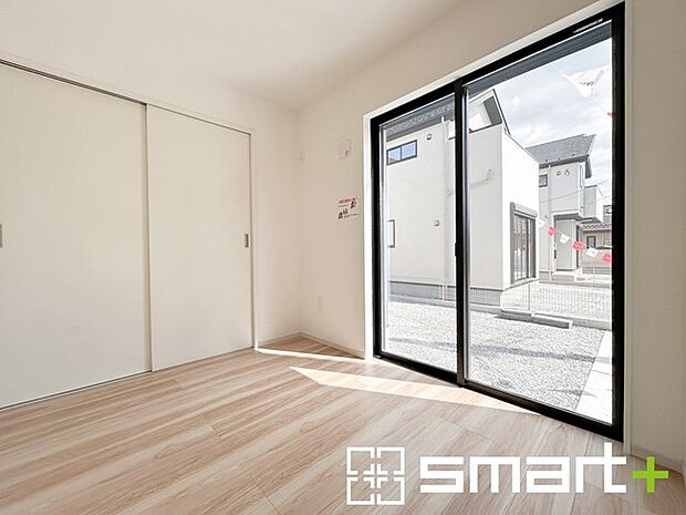 ～自然な風合いの洋室～ ・ナチュラルな色彩で纏められた洋室は家具のコーディネートもしやすくなっております。 ・どんな家具にするか考えるだけでも楽しくなってきますね。 