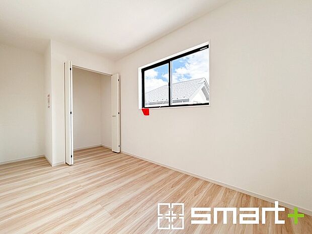 ～収納豊富な洋室～ ・各居室に備え付けの収納をご用意。タンスなどを置く場合と比べ出っ張らないので部屋の中を有効のご活用いただけます。 ・収納の広さなどぜひ現地でご確認くださいませ。 