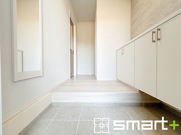 ～十分な容量のシューズボックス～ ・備え付けのシューズボックスは充分な容量を確保。 ・より大型のものへのご変更などご希望の方もお気軽にご相談くださいませ。 