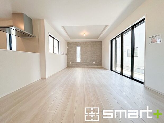 ～余裕の空間が広がるＬＤＫ～ ・20帖あるＬＤＫはご家族団らんのお時間を余裕の広さで演出してくれます。 ・ご内覧の際は家具の配置などもイメージしながらご覧くださいませ。 