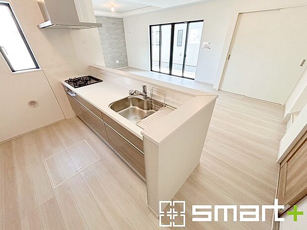 ～使い勝手の良いシステムキッチン～ ・料理がしやすい設計のキッチンでお料理もはかどりますね。 ・もちろんキッチン下部は収納になっておりますので、フライパンなども収納可能です。 