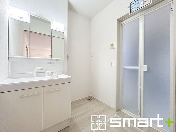 ～シャワー付き洗面台を採用～ ・洗面台の蛇口がホースで伸びシャワーとしてご利用可能。 ・朝の寝ぐせ直しなどにシャワーを使いたい時、洗面台の掃除をする際にも便利にお使いいただけますよ。 