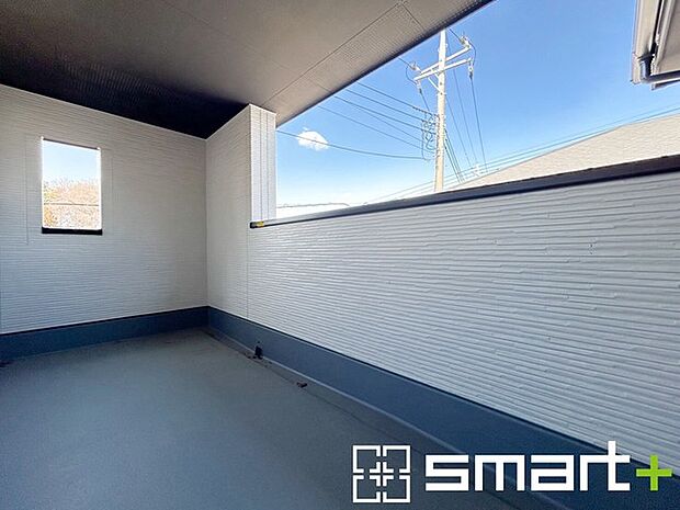 ～屋根付きのバルコニー～ ・バルコニーは屋根付きなので急な雨でも安心です。 ・奥行きもあるので洗濯物が干しやすいのも嬉しいポイントですね。 