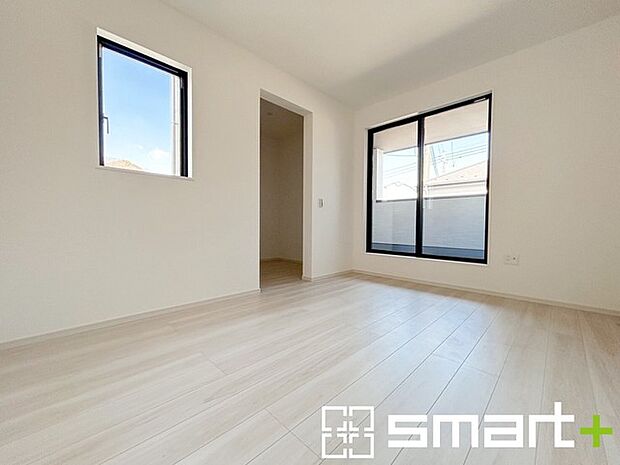 ～ウォークインクローゼットのあるお部屋～ ・人気のウォークインクローゼットをご用意。季節物や趣味の道具などもスッキリと収納が可能です。 ・最近流行りの収納術などもぜひご活用くださいませ。 