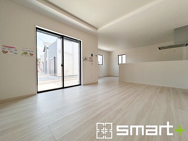 ~吹抜けのあるLDK~ ・LDKに吹抜けを配する事で縦への空間が生まれ、開放感のある広々とした仕様に。 ・ご来客の際なども自慢できるような高級仕様のLDKとなっております。