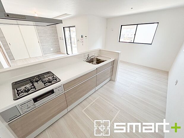 ~人気のカウンターキッチン~ ・キッチンには余計な柱が無いので、リビングが見渡せ開放感のある造りとなっております。 ・蛇口には浄水器が内蔵されるなど機能面でも優れたキッチンです。