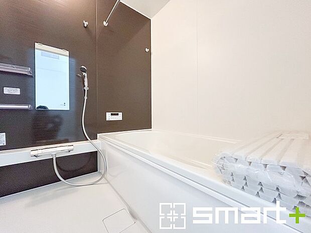 ~暖房乾燥機付きの浴室~ ・ヒートショック対策にもなる浴室暖房を標準装備。冬場でも暖かくしてからご入浴が可能です。 ・もちろん乾燥機も付いておりますので、雨の日でも洗濯物を干せますよ。