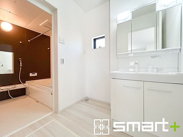 ~人気の三面鏡を採用~ ・洗面台は三面鏡仕様なので鏡の角度を変える事で頭の後ろの方までご確認可能です。 ・鏡の裏が収納になっておりますので、洗面台周りもスッキリと片付きます。