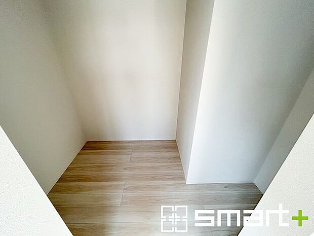 ~憧れのウォークインクローゼット~ ・居室にウォークインを設ける事で季節ものや趣味の用具などもスッキリと収納可能です。 ・ぜひ現地でその便利さをご体感くださいませ。