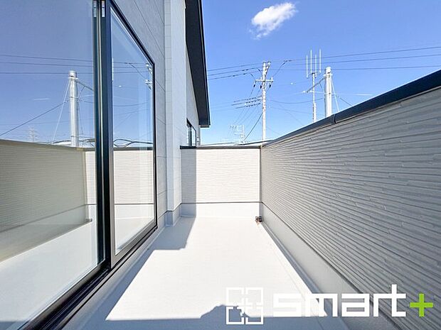 ~洗濯物も干しやすいバルコニー~ ・バルコニーには物干し竿受けが標準装備されております。 ・テラス屋根等のオプションもお気軽にご相談くださいませ。