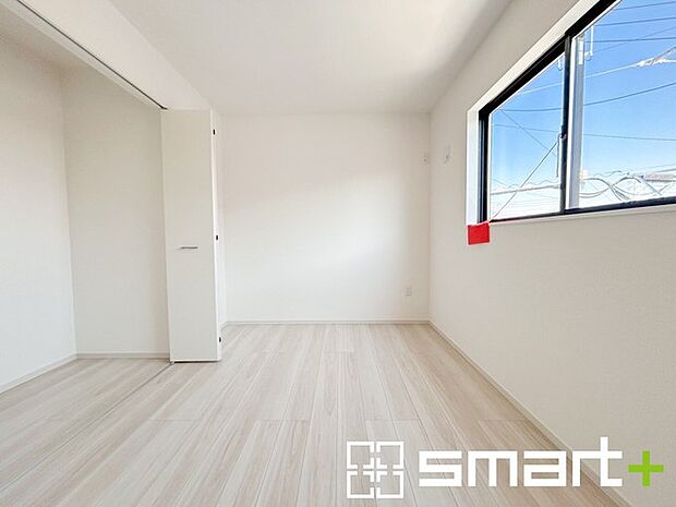 ~収納豊富な洋室~ ・各居室に備え付けの収納をご用意。タンスなどを置く場合と比べ出っ張らないので部屋の中を有効のご活用いただけます。 ・収納の広さなどぜひ現地でご確認くださいませ。