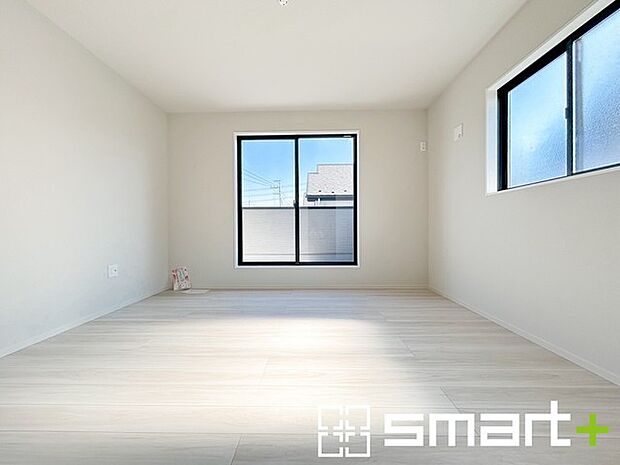 ~オプション施行もお任せください~ ・フローリングの変色など劣化を軽減し、水をこぼした場合などにも防いでくれるフロアコーテイングが人気となっております。 ・オプション施行もお任せください。