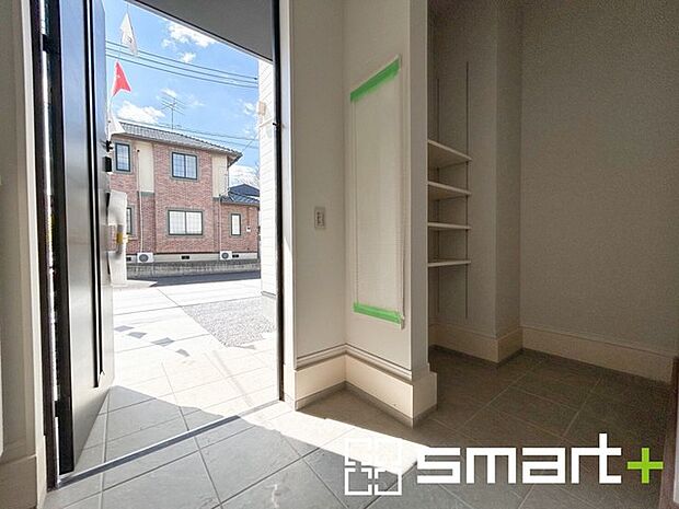 ～シューズインクロークのある玄関～ ・玄関横にシューズインクロークをご用意。 ・追加の靴置きとしてはもちろん、スキー・ゴルフなど趣味の用具の置場としてもご利用いただけます。 