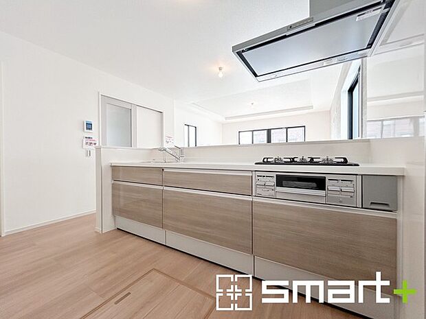 ～使い勝手の良いシステムキッチン～ ・料理がしやすい設計のキッチンでお料理もはかどりますね。 ・もちろんキッチン下部は収納になっておりますので、フライパンなども収納可能です。 