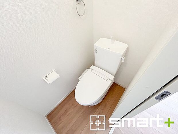 ～やはり便利なタンク式トイレ～ ・最近はタンクレストイレもございますが、タンク式の場合は停電時もお水を流すことが可能。 ・故障時なども比較的費用が安くなるなど、メリットが多くなります。 