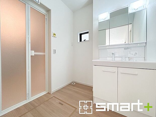 ～人気の三面鏡を採用～ ・洗面台は三面鏡仕様なので鏡の角度を変える事で頭の後ろの方までご確認可能です。 ・鏡の裏が収納になっておりますので、洗面台周りもスッキリと片付きます。 