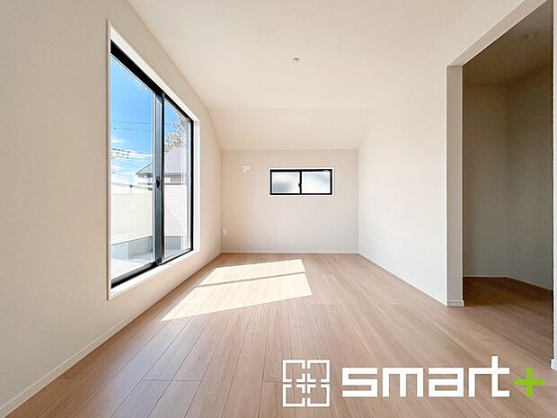 ～間取り変更も可能な洋室～ ・2階の13.7帖の洋室は間仕切りを造る事で2部屋に分ける事が可能。 ・ご家族の状況に応じて部屋の数を変更できるプランです。 