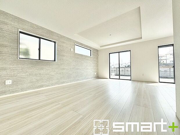 ～折り上げ天井のあるＬＤＫ～ ・一部天井を高くする折り上げ天井を配する事で縦への空間が生まれ、開放感のある広々とした仕様に。 ・ぜひ現地でその魅力をご体感くださいませ。 