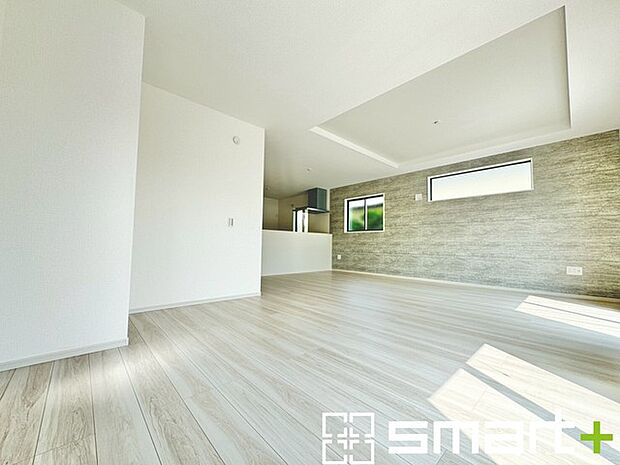 ～余裕の空間が広がるＬＤＫ～ ・22.1帖あるＬＤＫはご家族団らんのお時間を余裕の広さで演出してくれます。 ・ご内覧の際は家具の配置などもイメージしながらご覧くださいませ。 