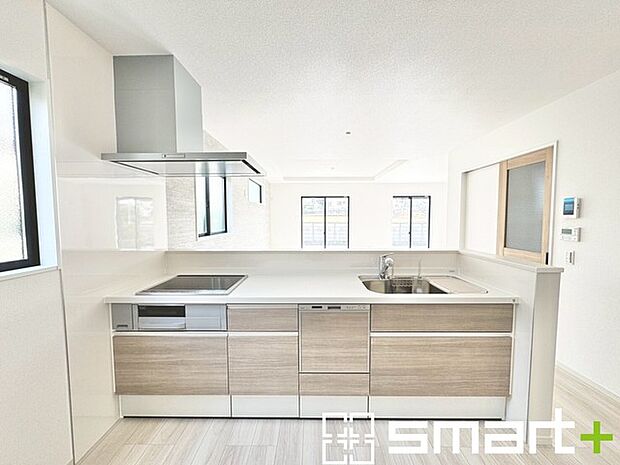 ～食器洗浄機を標準装備～ ・キッチンにはビルトインタイプの食器洗浄機を標準装備。 ・家事にかける時間を削減でき、「自分時間」を増やすことができる嬉しいアイテムです。 