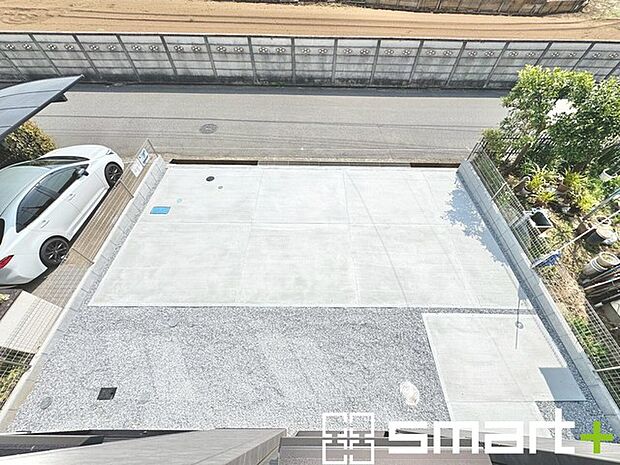 ～駐車場は3台分ご用意～ ・駐車場は3台分ございますので、車通勤の方や複数台お持ちの方にもお勧めのお住まいです。 ・ご来客の際も安心の余裕の敷地です。 