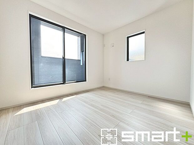 ～自然な風合いの洋室～ ・ナチュラルな色彩で纏められた洋室は家具のコーディネートもしやすくなっております。 ・どんな家具にするか考えるだけでも楽しくなってきますね。 