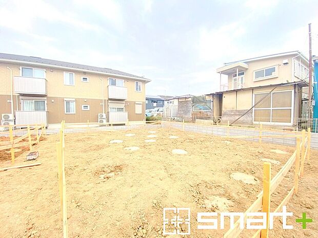~ベタ基礎でしっかりとした土台~ ・コンクリートの中に鉄筋を配し強度を高めた「ベタ基礎」を採用。 ・しっかりとした土台を造ったうえで、その上に建物が築造されていきます。