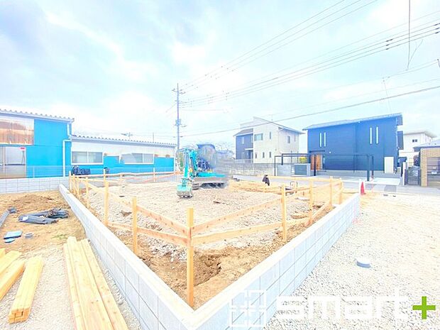 ～ベタ基礎でしっかりとした土台～ ・コンクリートの中に鉄筋を配し強度を高めた「ベタ基礎」を採用。 ・しっかりとした土台を造ったうえで、その上に建物が築造されていきます。 